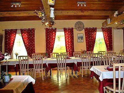 Logis & Restaurant Les Perce-neige מלון